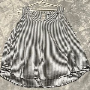 Old navy XL white and navy pinstripe peak hole sleeveless blouse